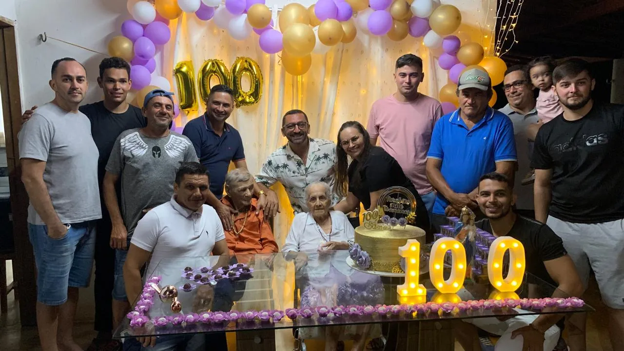 Manoel e Maria com parte da família, há 2 anos, no aniversário dela