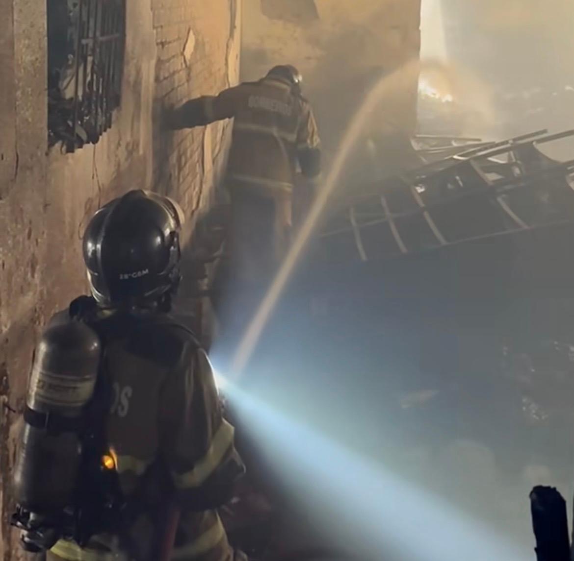 Bombeiros apagam incêndio em fábrica no Rio de Janeiro