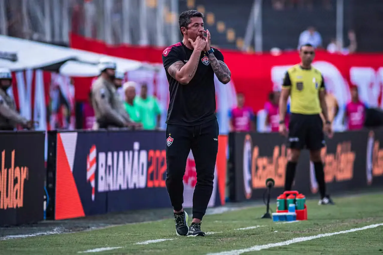 Thiago Carpini em ação pelo Vitória-BA