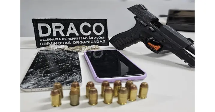 Arma de fogo, munições, pequena quantidade de maconha e celulares foram apreendidos com o supeito