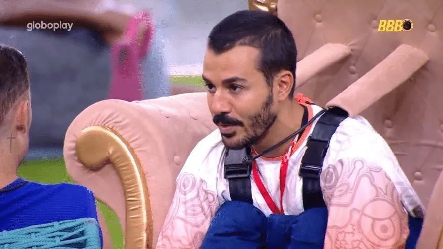 Mateus entrou no programa como amigo de Vitória Strada