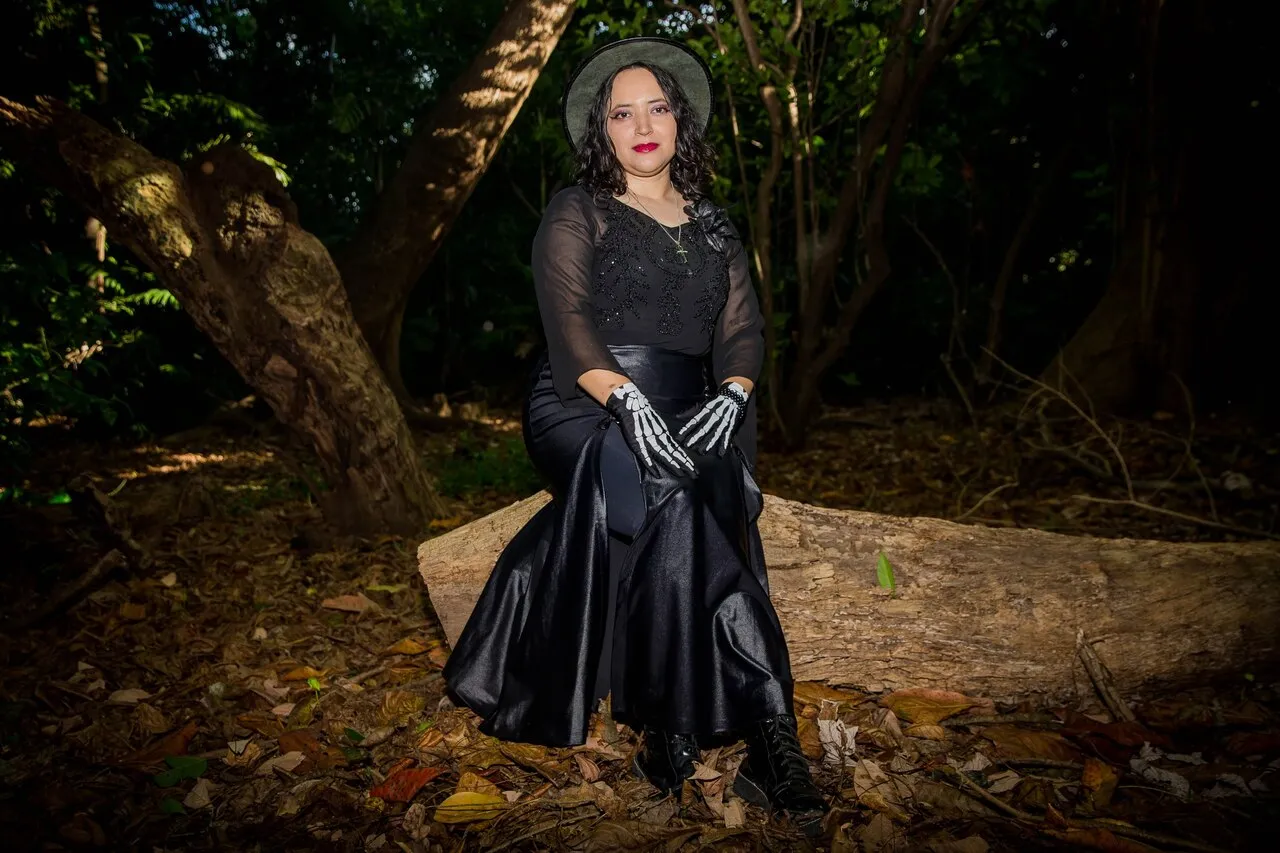 Juju Weyne, cantora, produtora cultural e entusiasta da subcultura