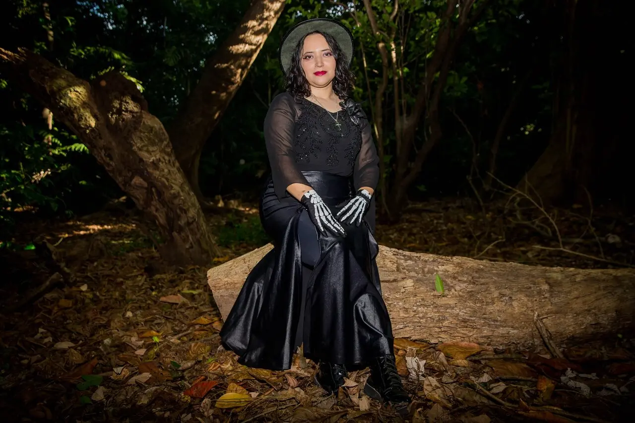 Juju Weyne, cantora, produtora cultural e entusiasta da subcultura