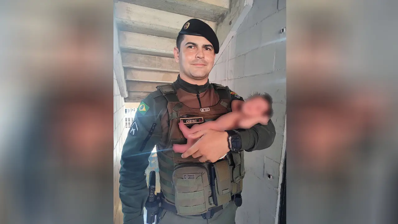 Foto de PM com bebê que ele salvou de engasgo em Fortaleza