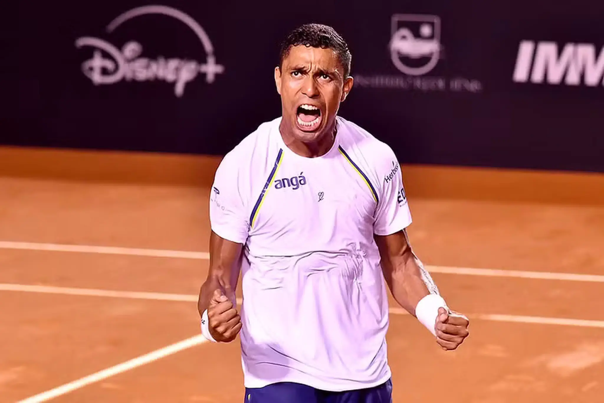 Foto do cearense Thiago Monteiro comemorando vitória na estreia do Rio Open