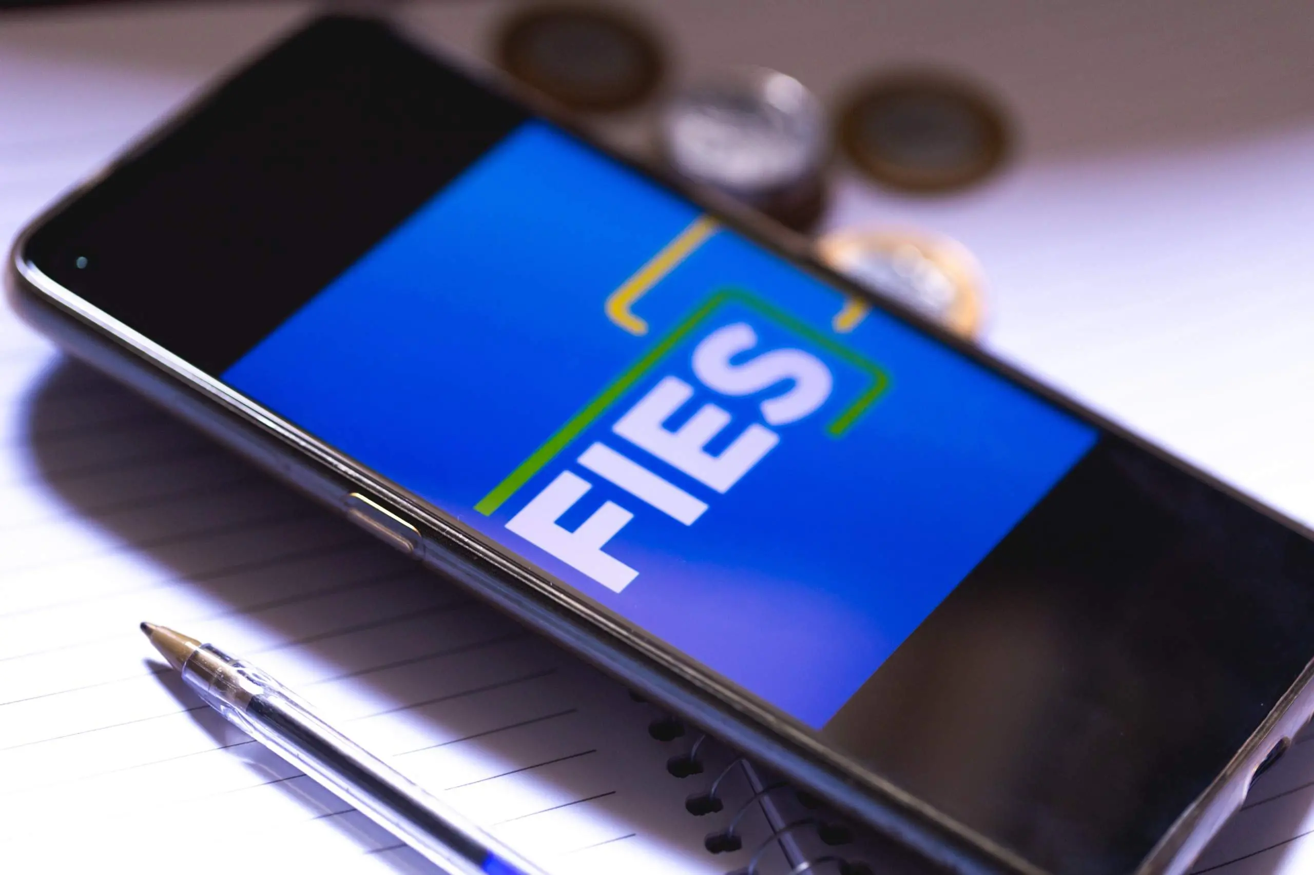 celular mostra logo do fies