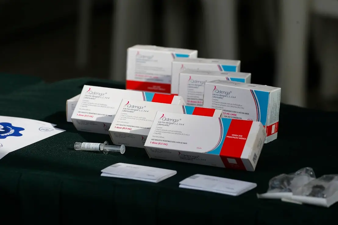 caixa e vidro de vacina contra a dengue