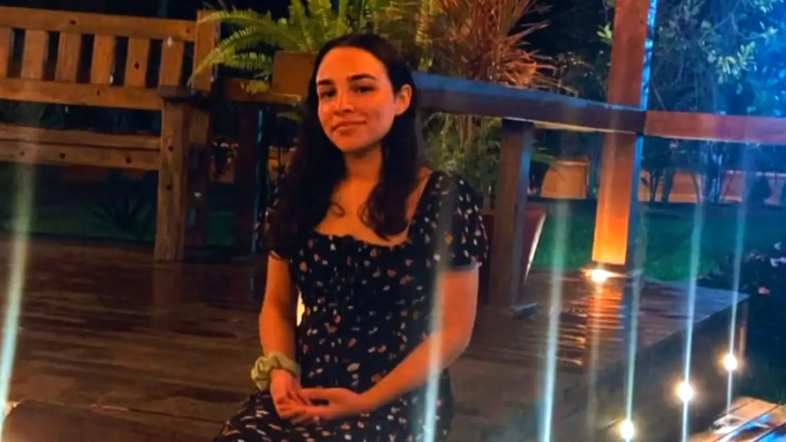 Natany era uma jovem branca de cabelo longo, liso e preto. Na foto, ela está de vestido e com as mãos sobre o colo