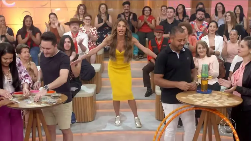 Patrícia Poeta está usando tênis devido a lesão