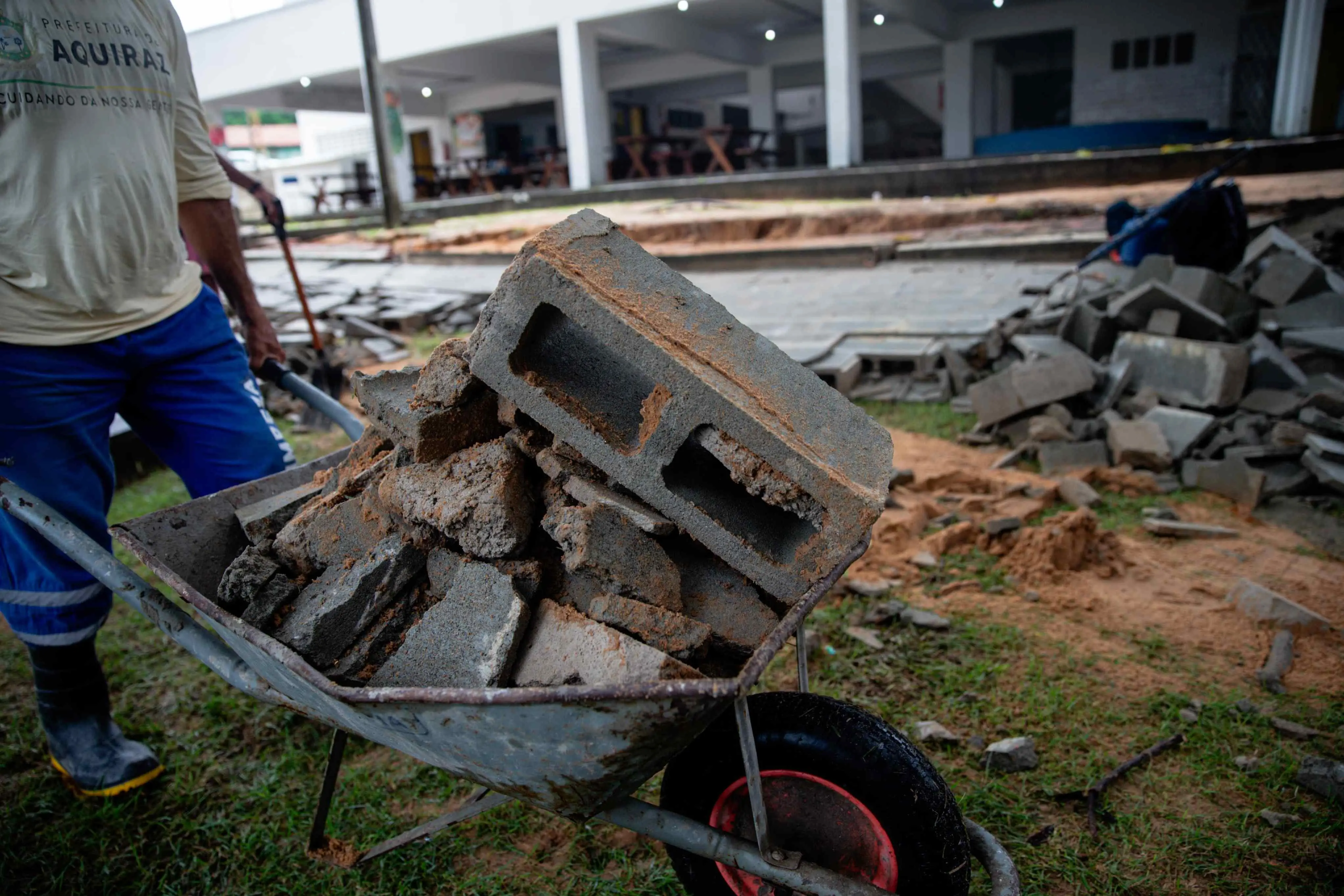 Muro de escola cede após fortes chuvas em Aquiraz