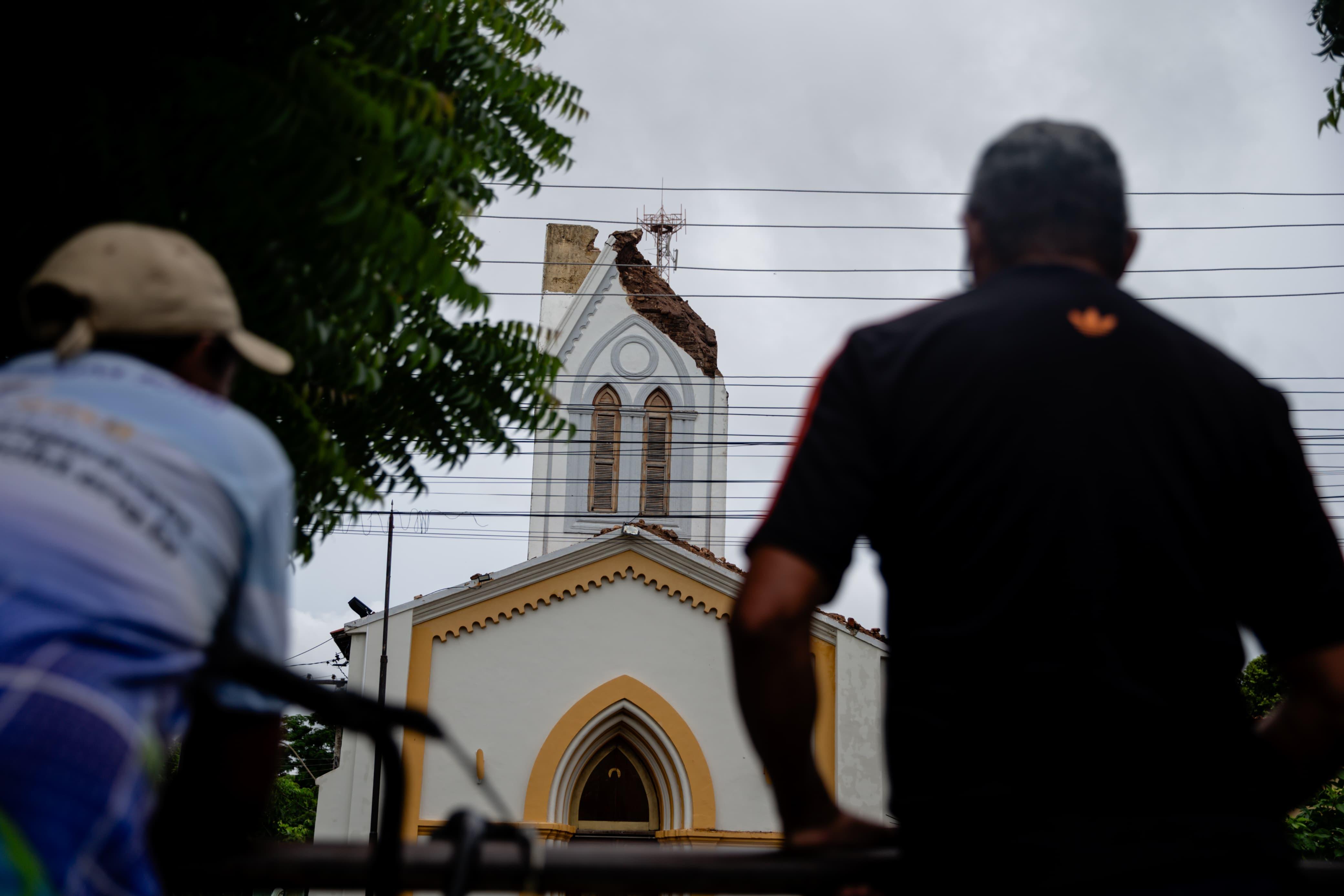Duas pessoas ficam feridas após parte do teto da Igreja Matriz de Maracanaú desabar