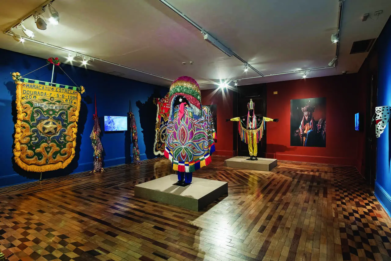 Sala 'Referências', da exposição Armorial 50, traz vestimentas e outros símbolos do maracatu de Pernambuco