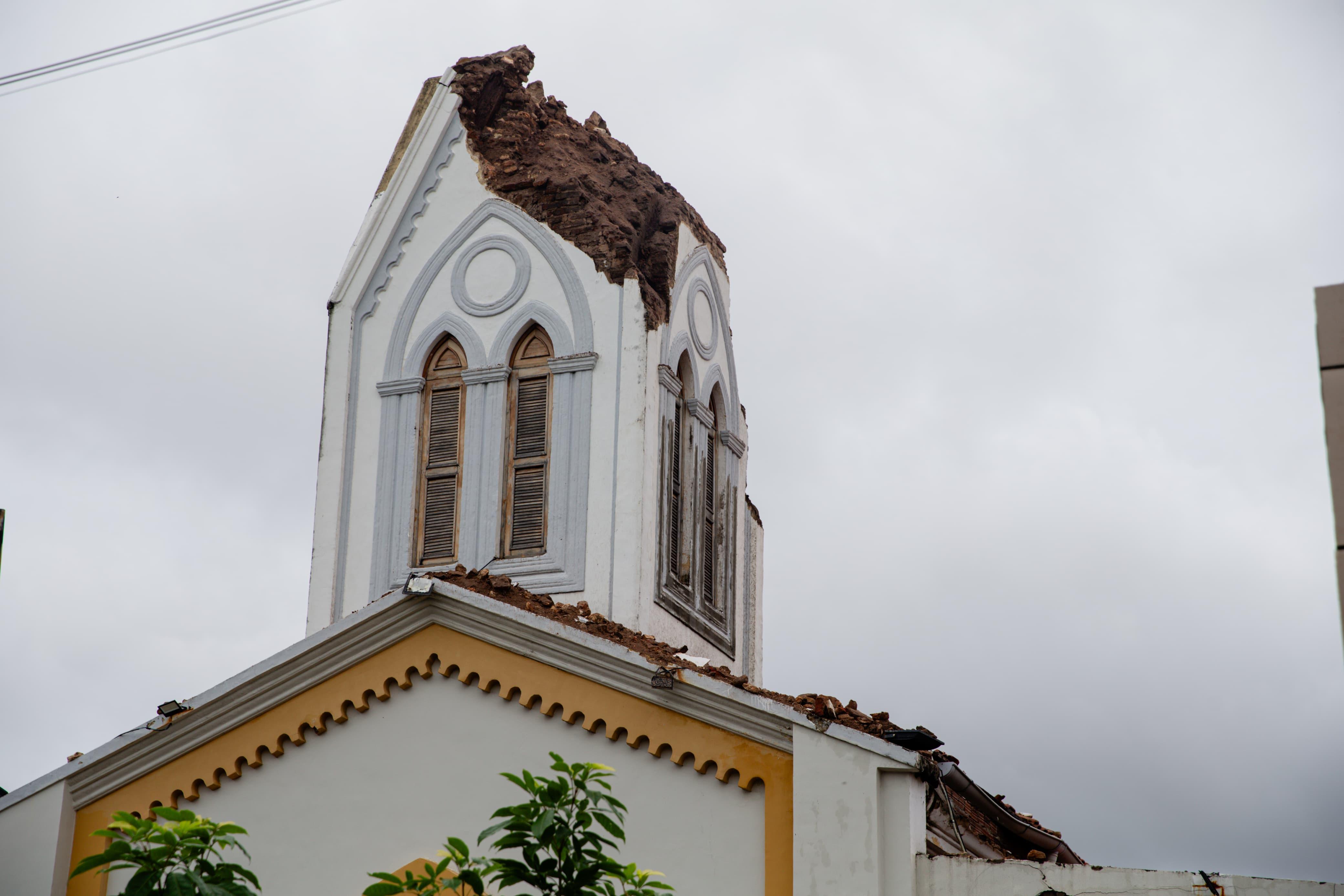 Parte do teto da igreja que desabou
