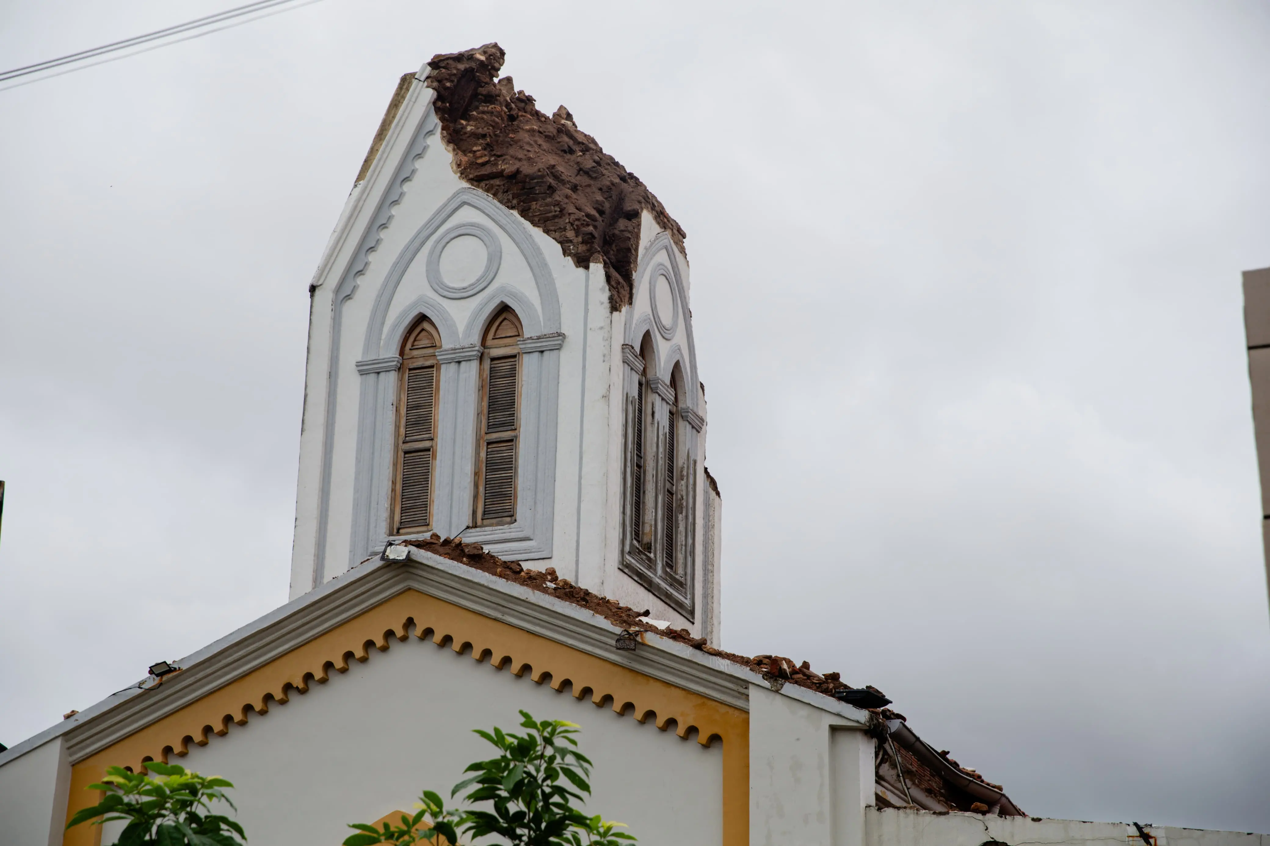 Parte do teto da igreja que desabou