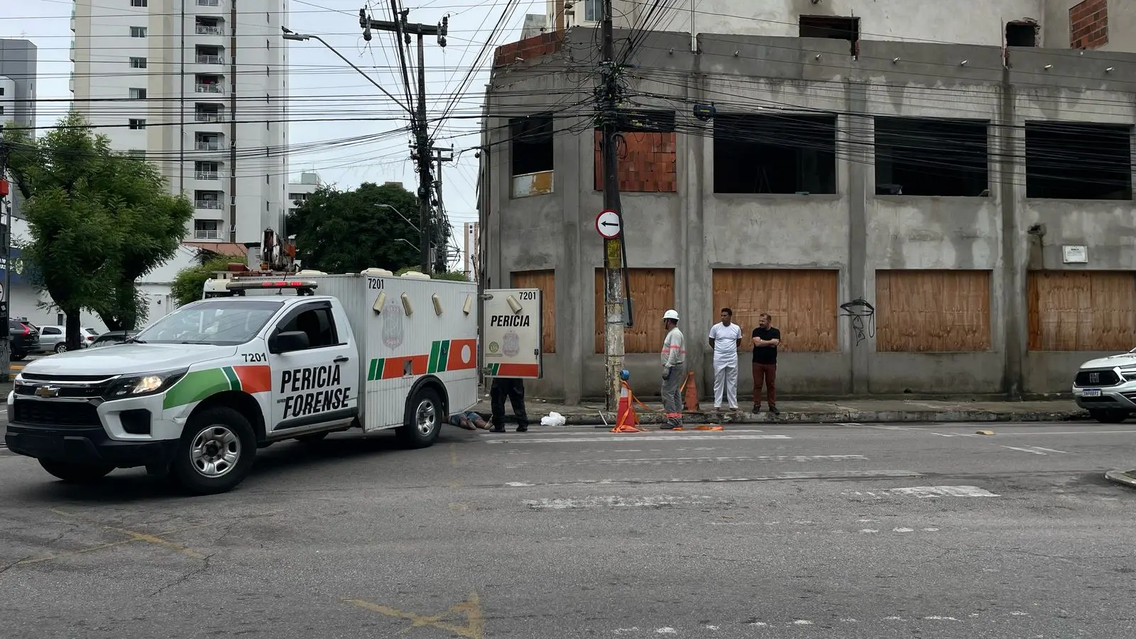 Foto da frente de obra onde vigilante levou choque, caiu e morreu em Fortaleza