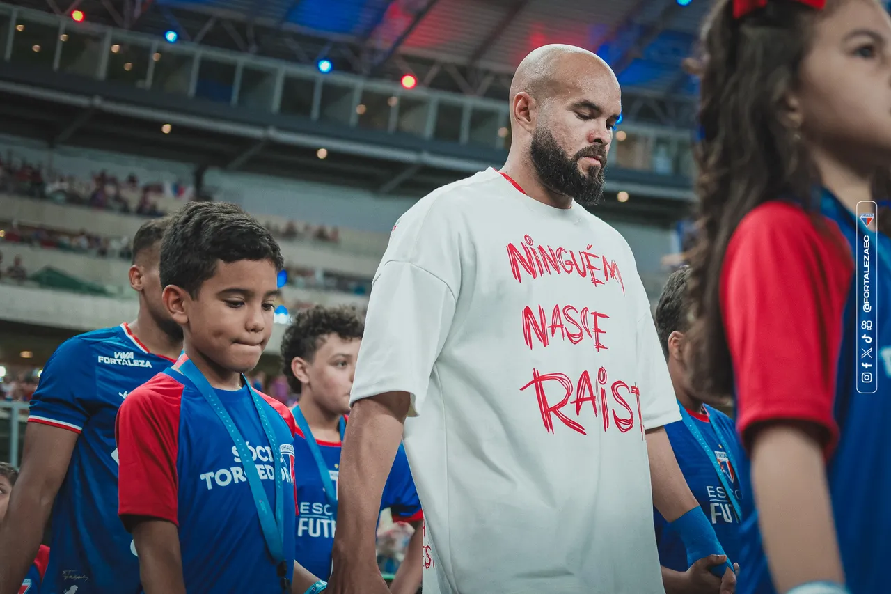 Zé Welison entrou com o filho Levi no gramado do Castelão
