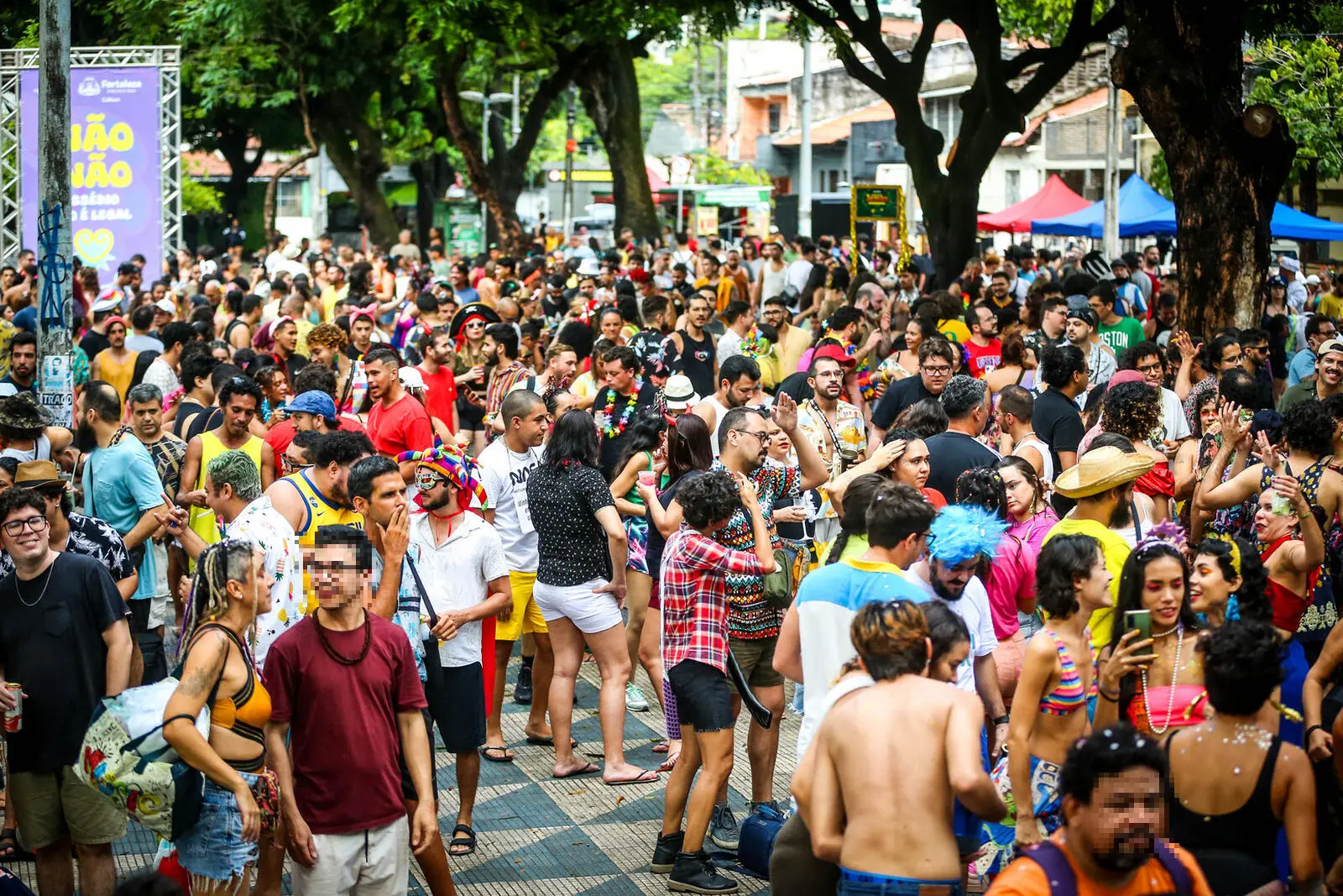 Multidão em carnaval de Fortaleza