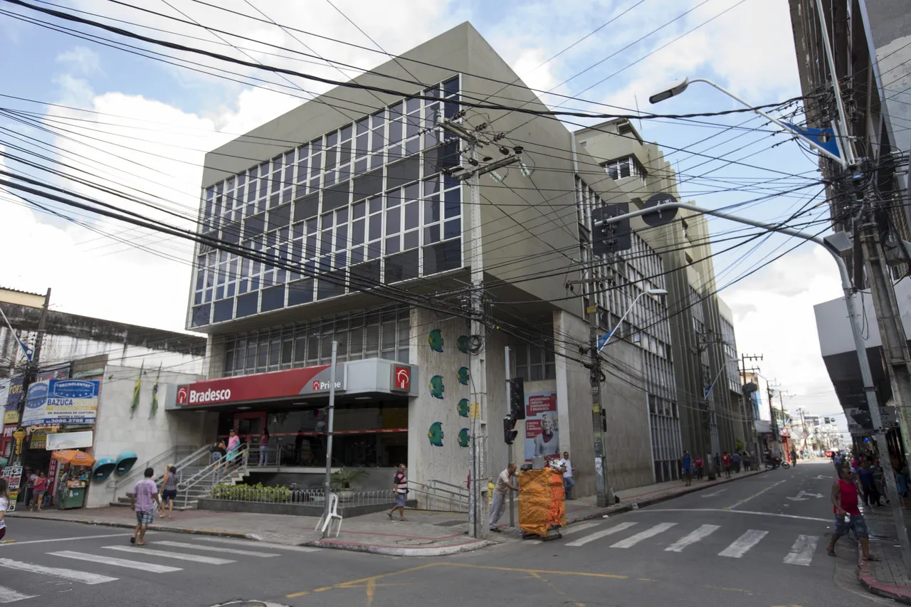Apelidado de BEC dos Peixinhos, prédio foi inaugurado há mais de 50 anos