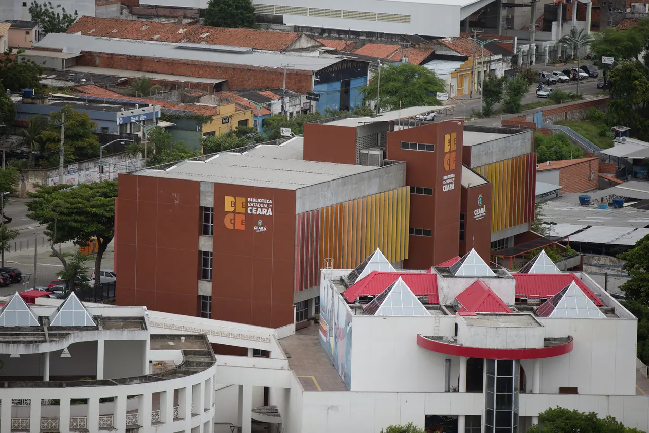 Vista aérea da Biblioteca Pública do Ceará, em Fortaleza