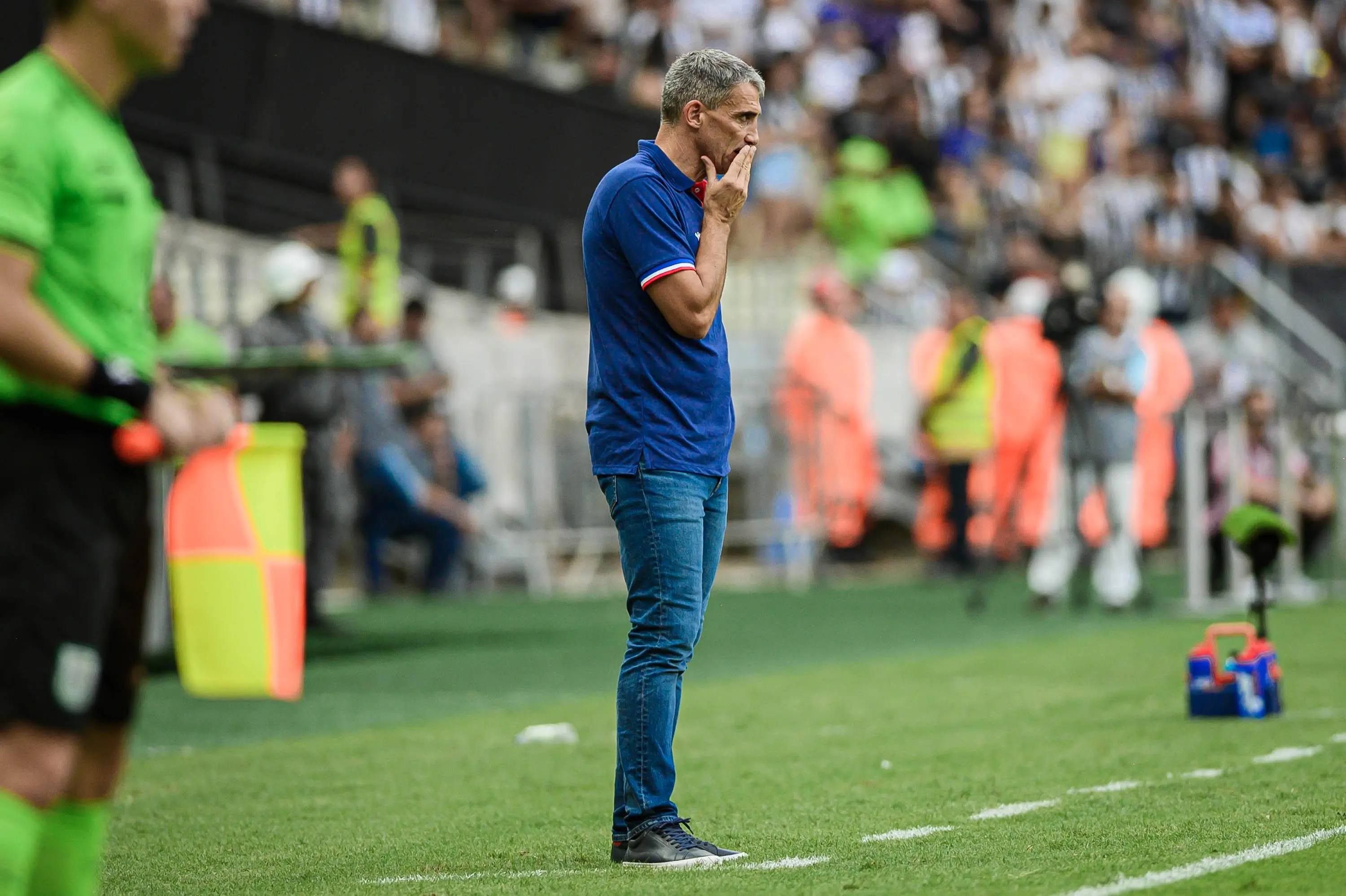 Vojvoda lamenta na beira do campo em jogo do Fortaleza