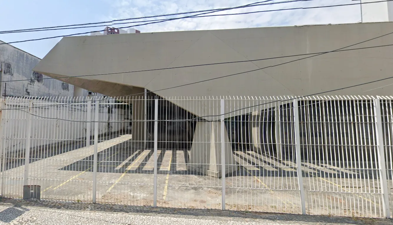 Pérgolas formam sombras na área caminhável do prédio