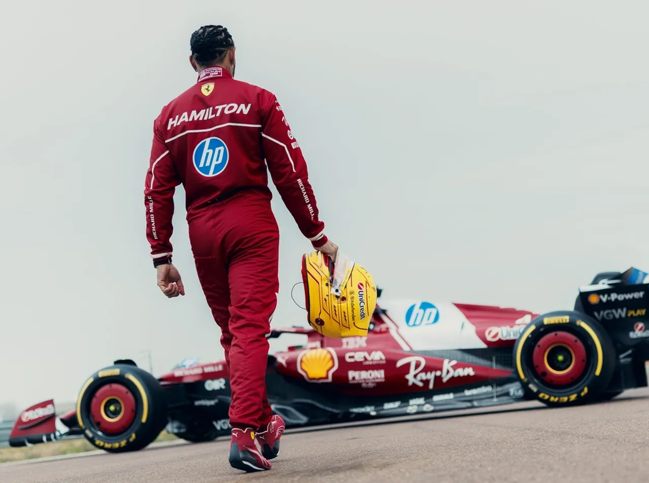 Lewis e seu novo carro da Ferrari