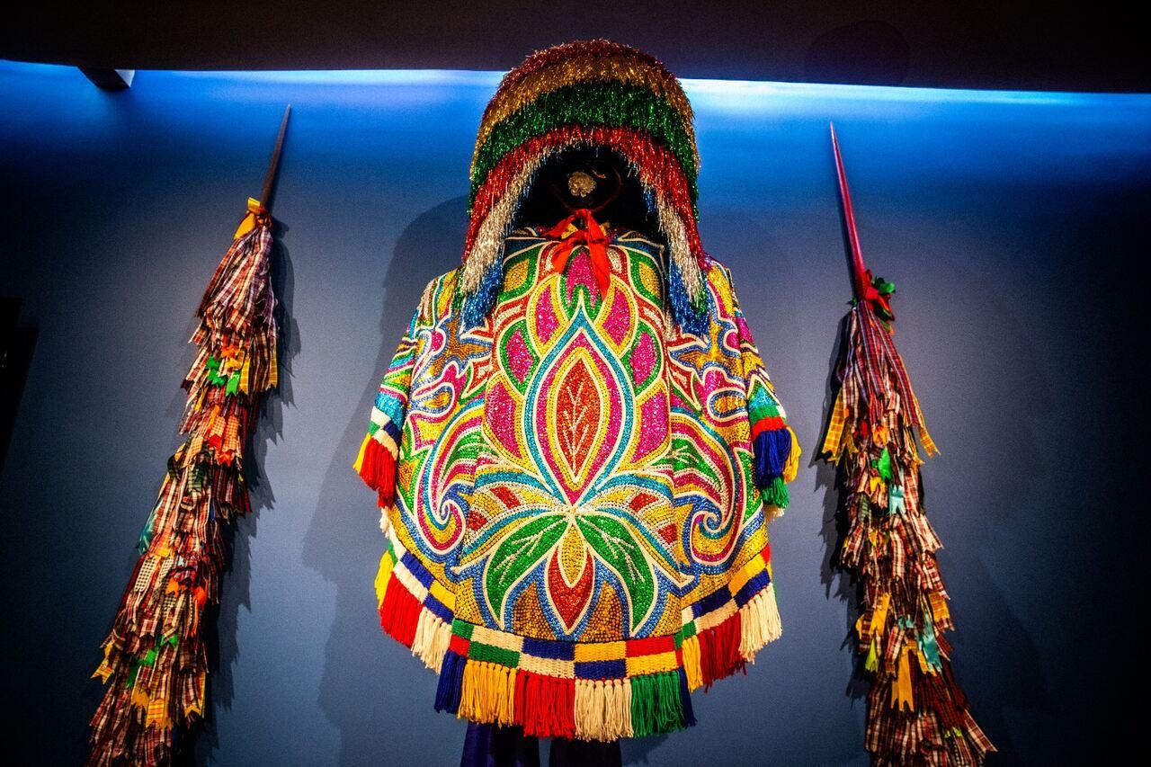 Figurino do caboclo de lança do Maracatu Nação Estrela Brilhante, um dos mais tradicionais de Pernambuco