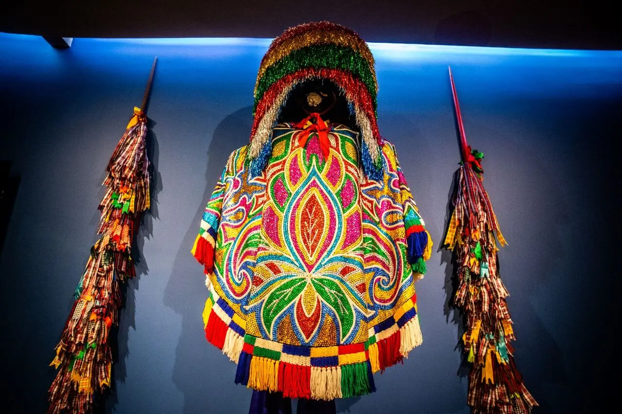 Figurino do caboclo de lança do Maracatu Nação Estrela Brilhante, um dos mais tradicionais de Pernambuco