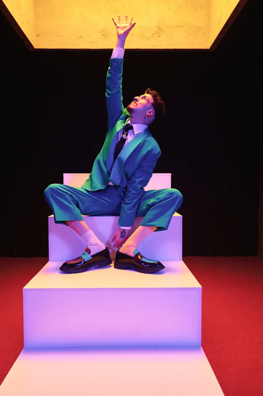 Videoclipe de 'Freak' traz referências bem humoradas ao tema do álbum