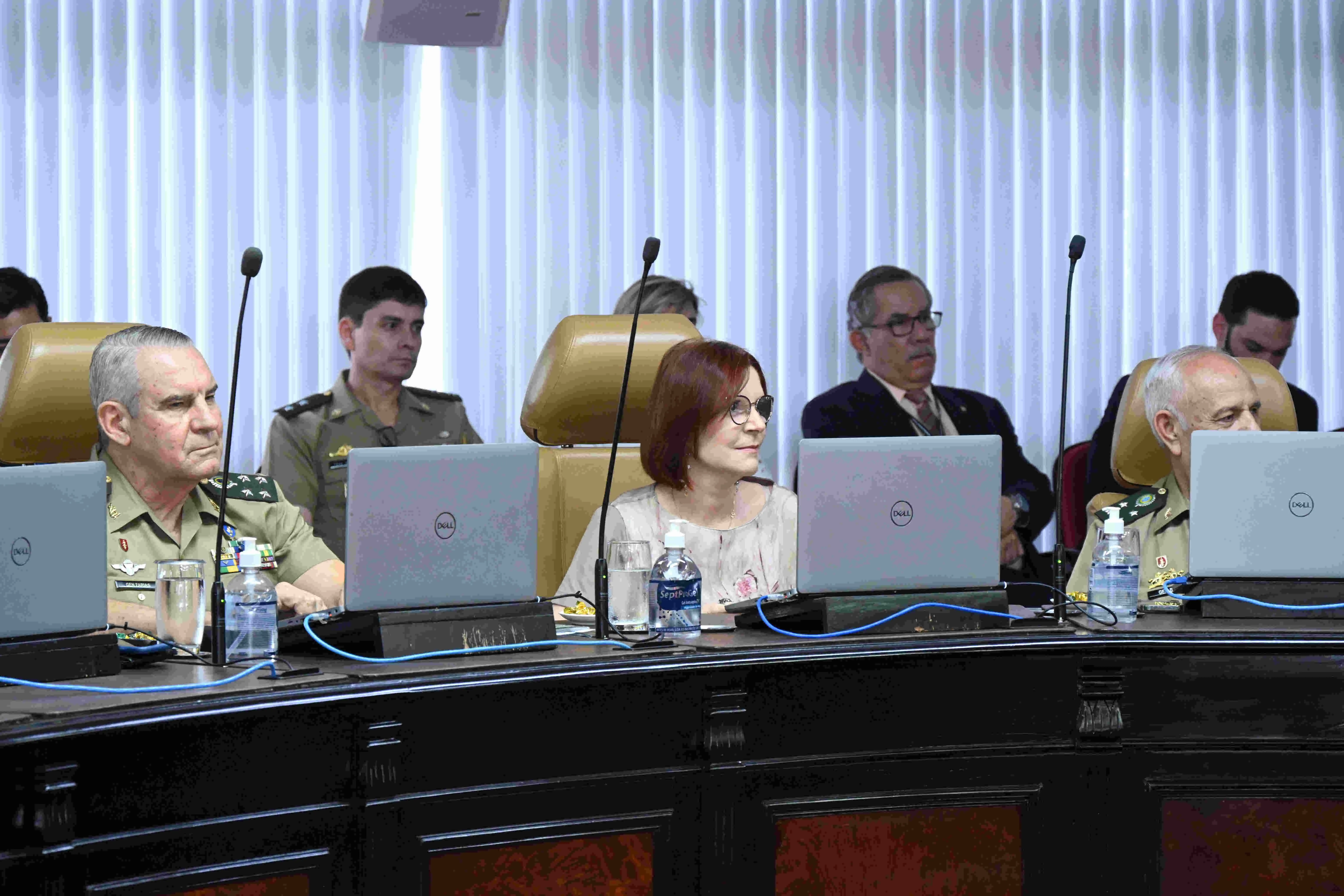 Ao centro, Maria Elizabeth Guimarães Teixeira Rocha, durante sessão administrativa de escolha da nova presidência.