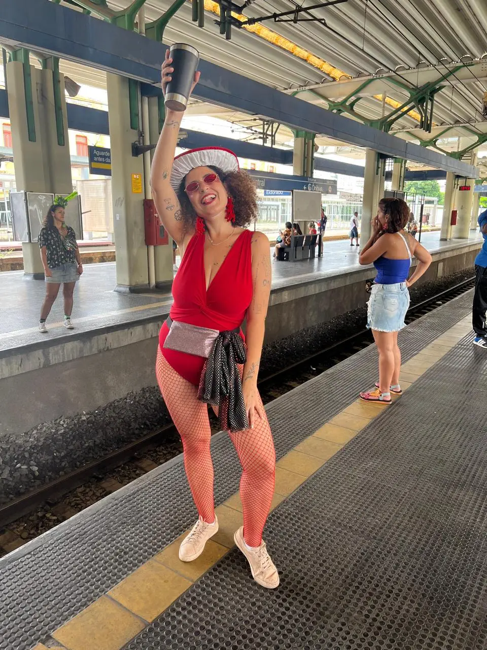 Peça do guarda-roupa que a jornalista Hannah Moreira transformou em look da folia