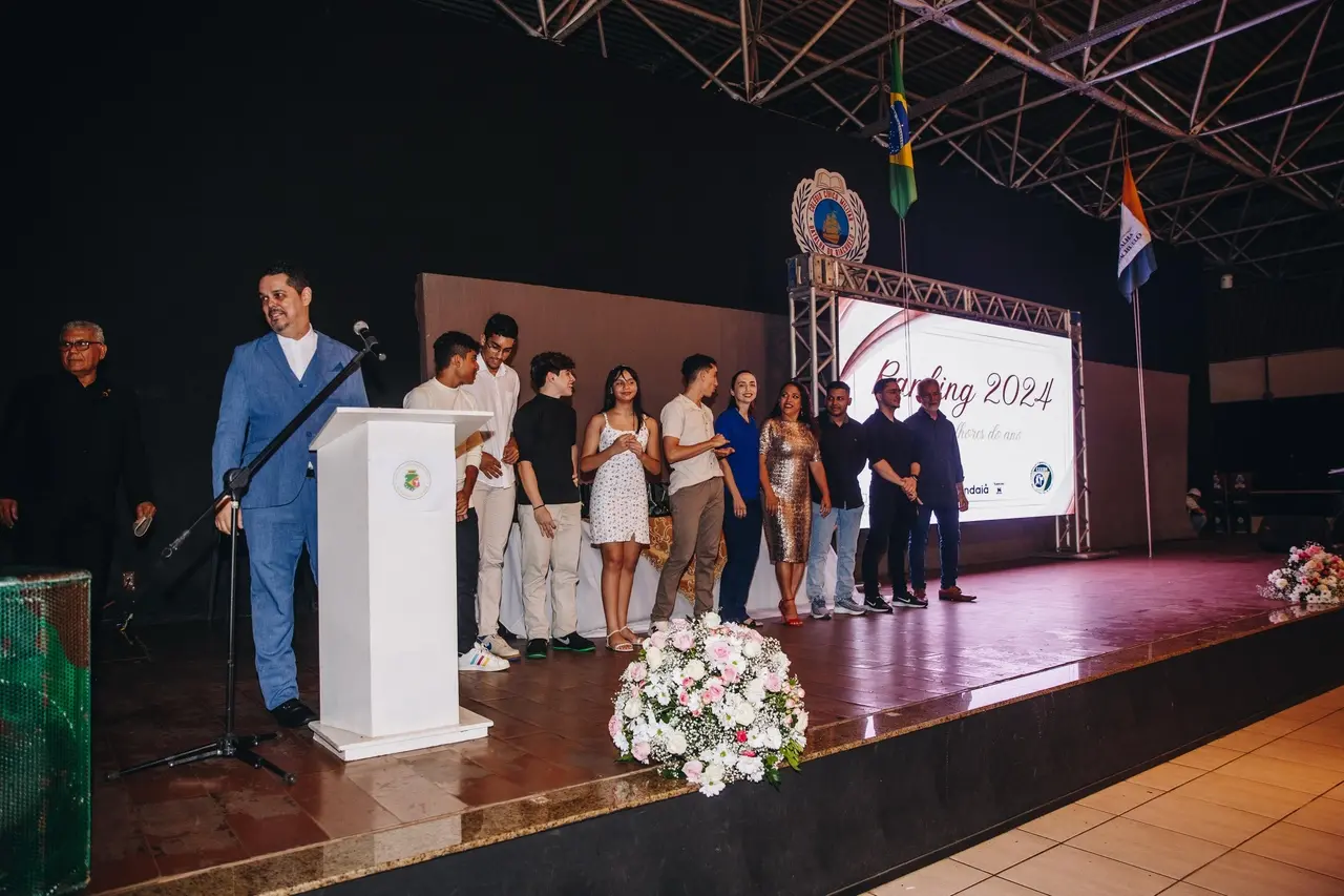 Dirigentes da FEEKC e atletas durante premiação do ranking da entidade