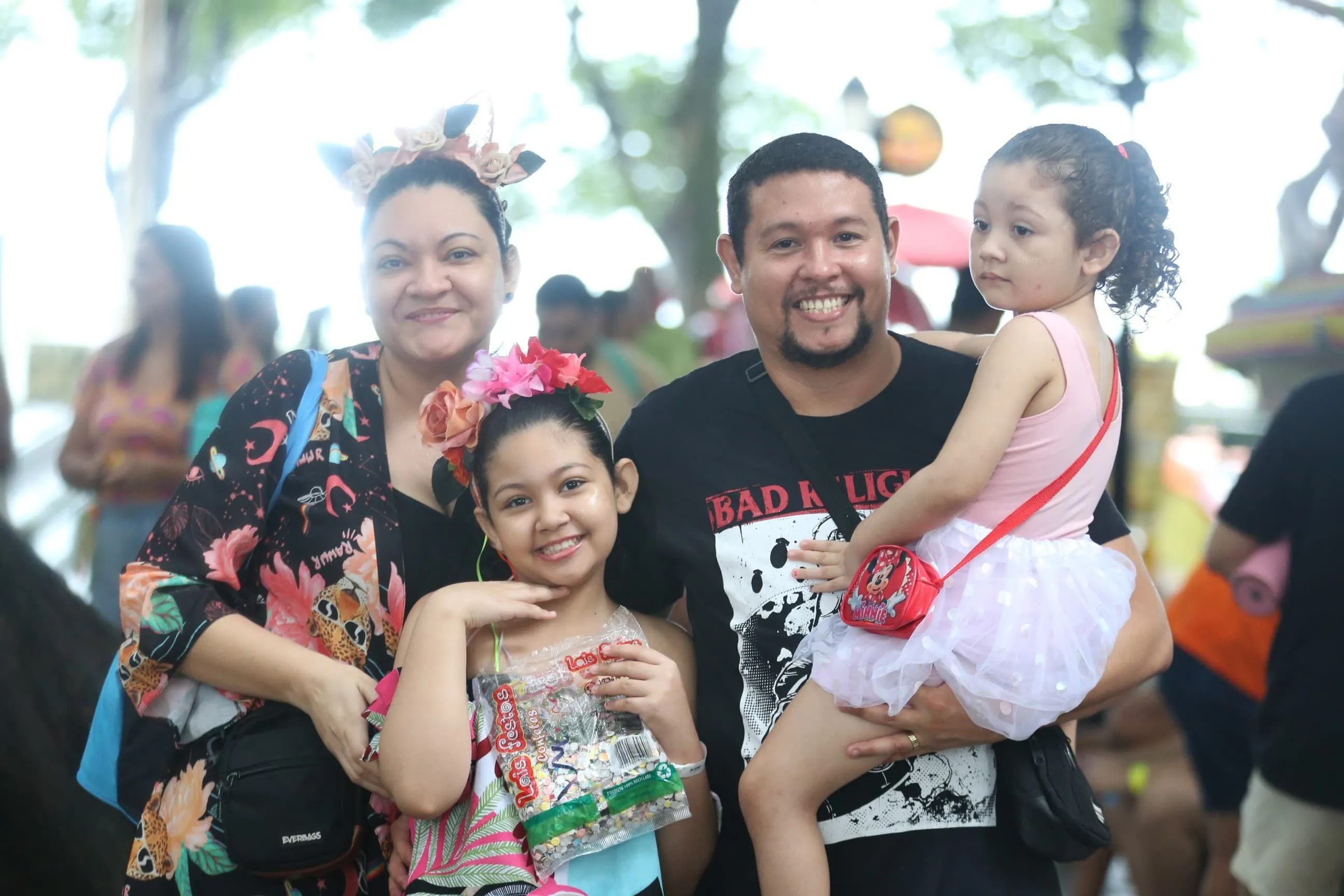 Louise e Yohana pulam o Pré-Carnaval pela primeira vez no Passeio Público ao lado dos pais
