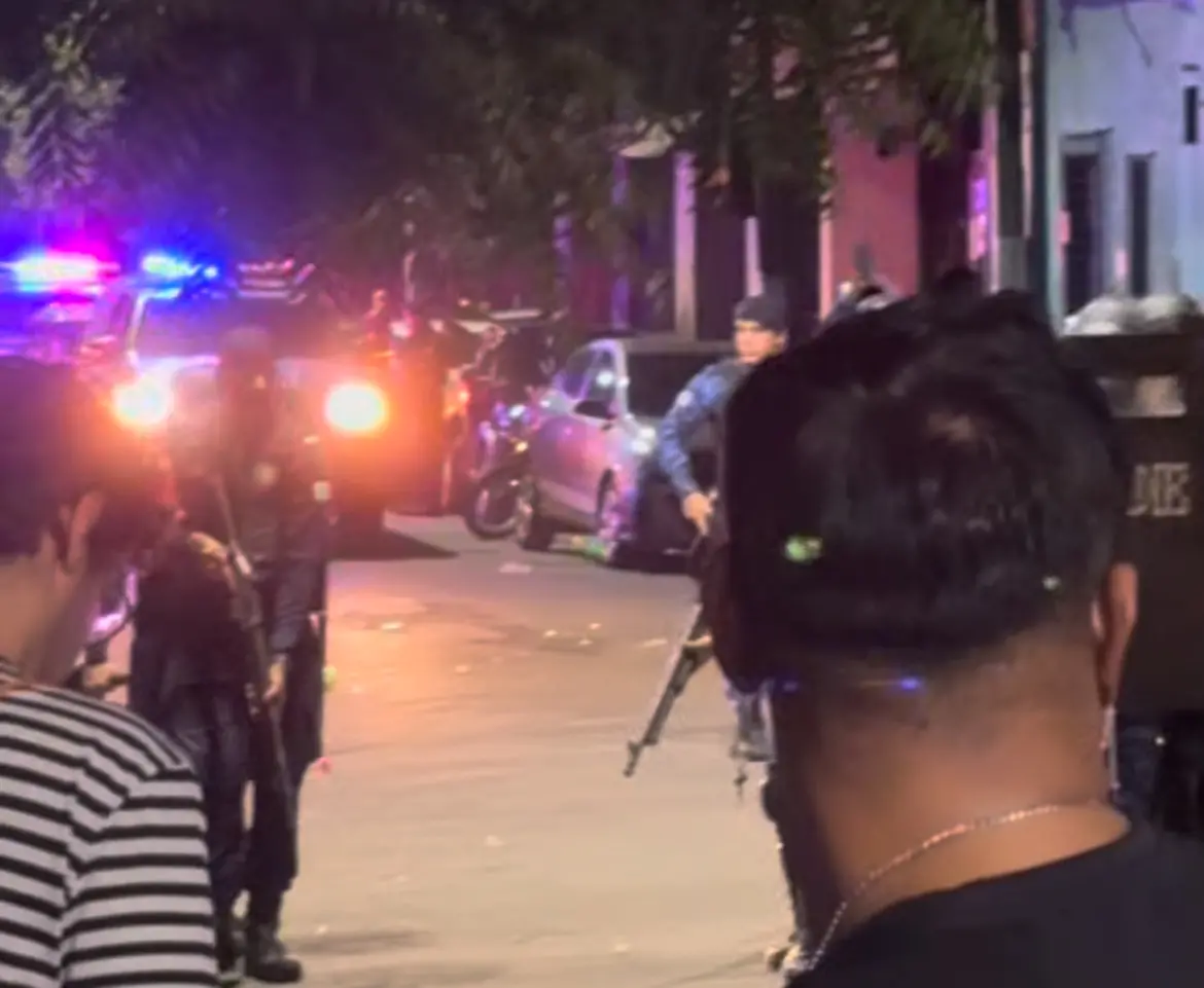Policias encapuzados com armas e viaturas em rua do bairro Benfica