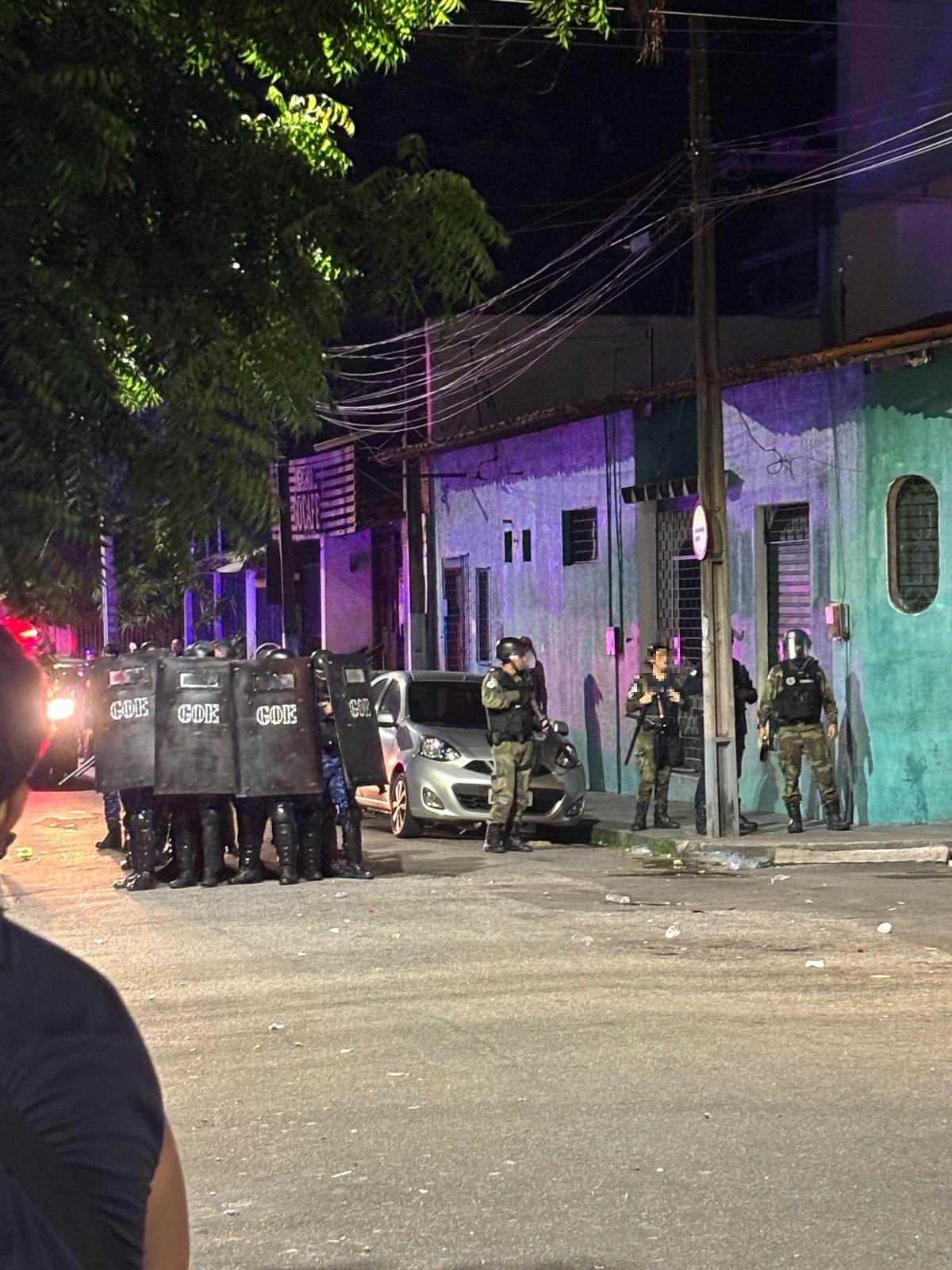 Policiais do GOE no bairro Benfica