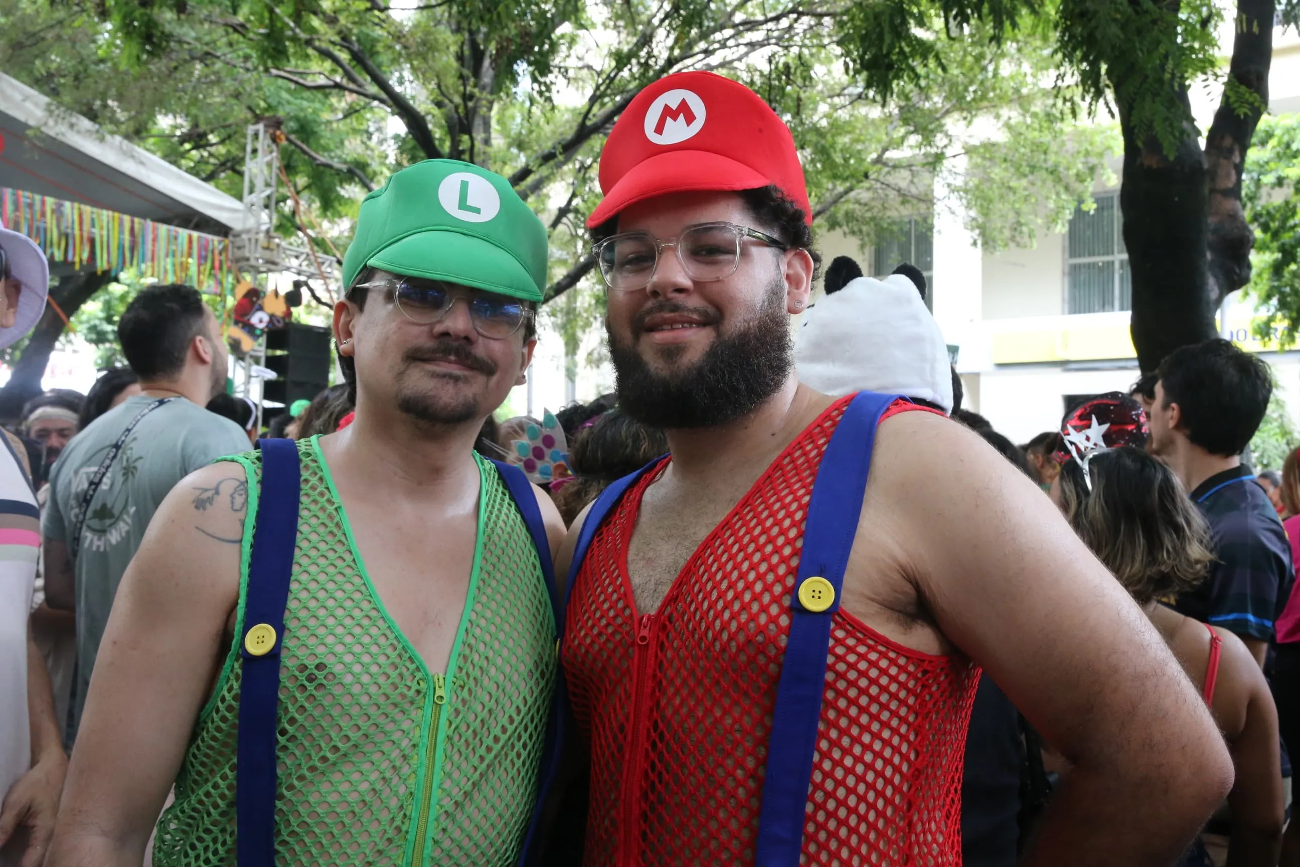 No Pré-Carnaval da Praça dos Correios, o casal Maik Freitas e Djackson Martins curtiram pela primeira vez com fantasia combinada