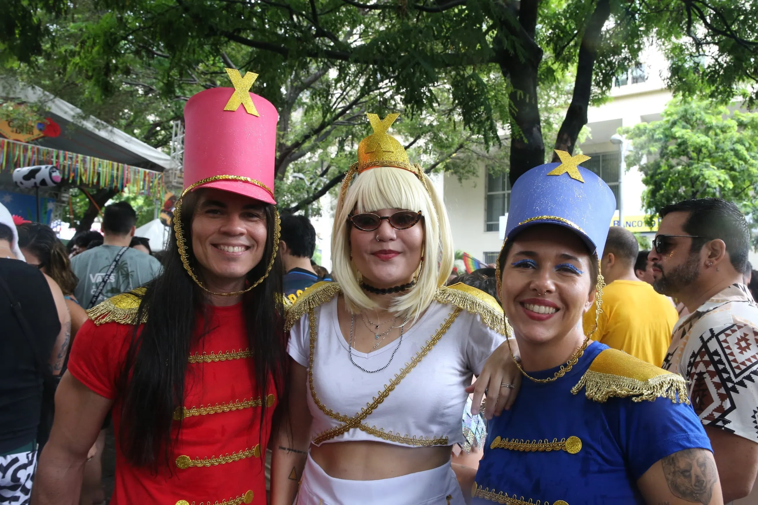 Amigos Georgge Plutarco, Mayana Botelho e Allana Peixoto trouxeram a sempre inspiração Xuxa e suas Paquitas