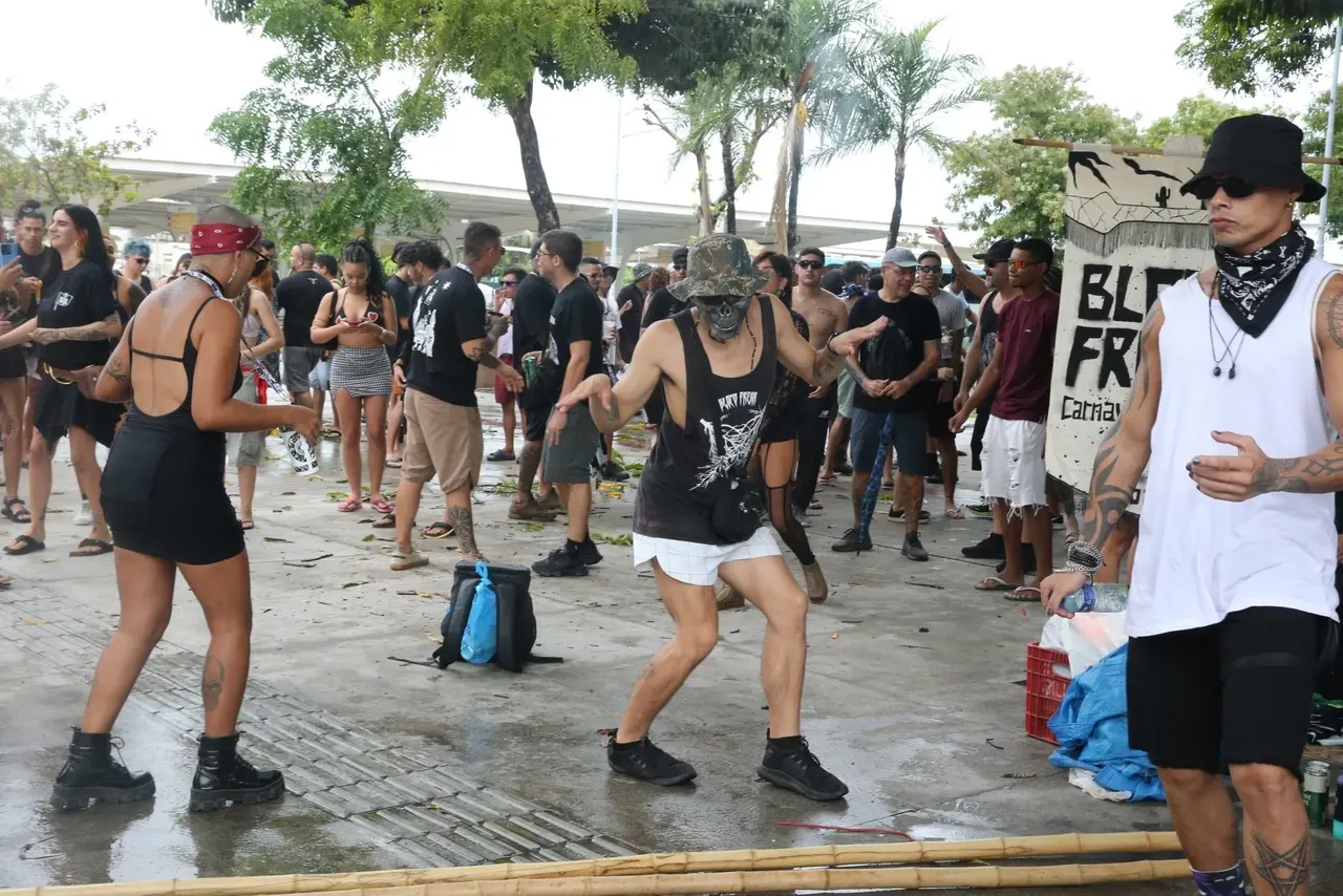 Jovens dança música eletrônica em praça