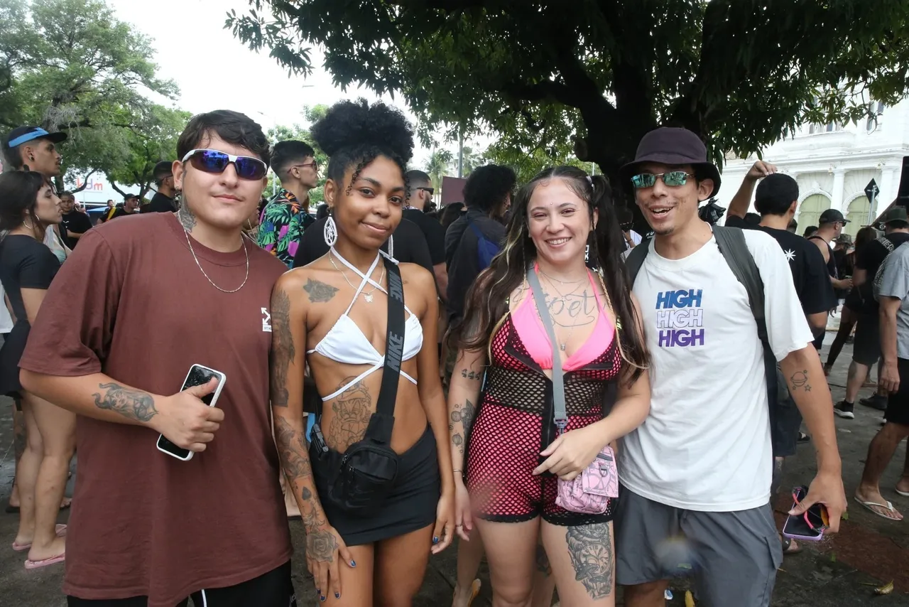 Marie (à esquerda) curtiu a festa com amigos