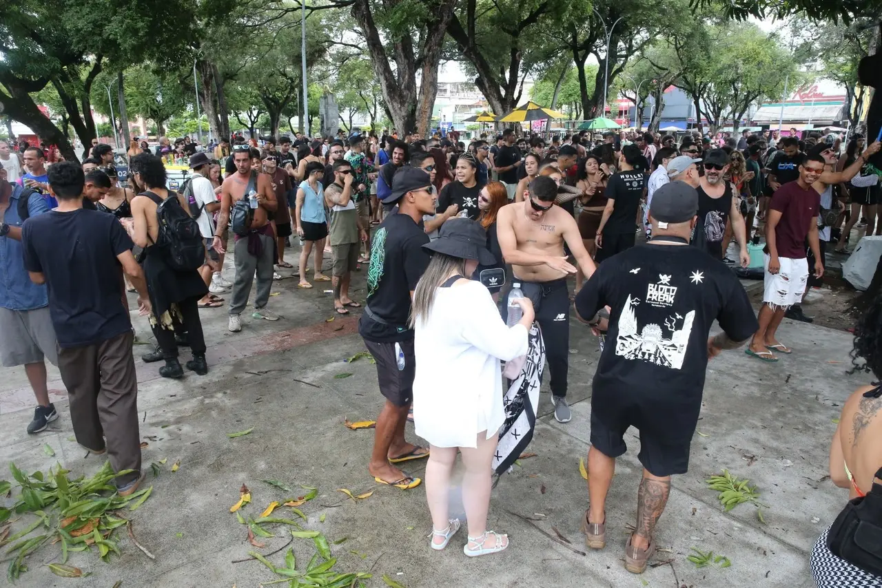 brincantes do bloco freak na praça josé de alencar, no centro de fortaleza