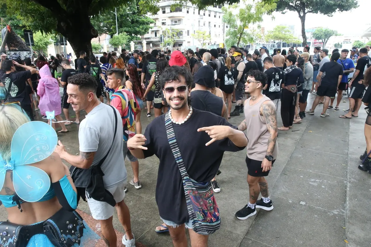 Yves Borda em meio ao baile Freak