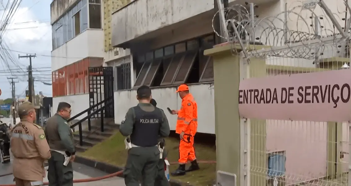 Homens do Corpo de Bombeiros trabalharam  junto em bloqueio de via por medida de segurança