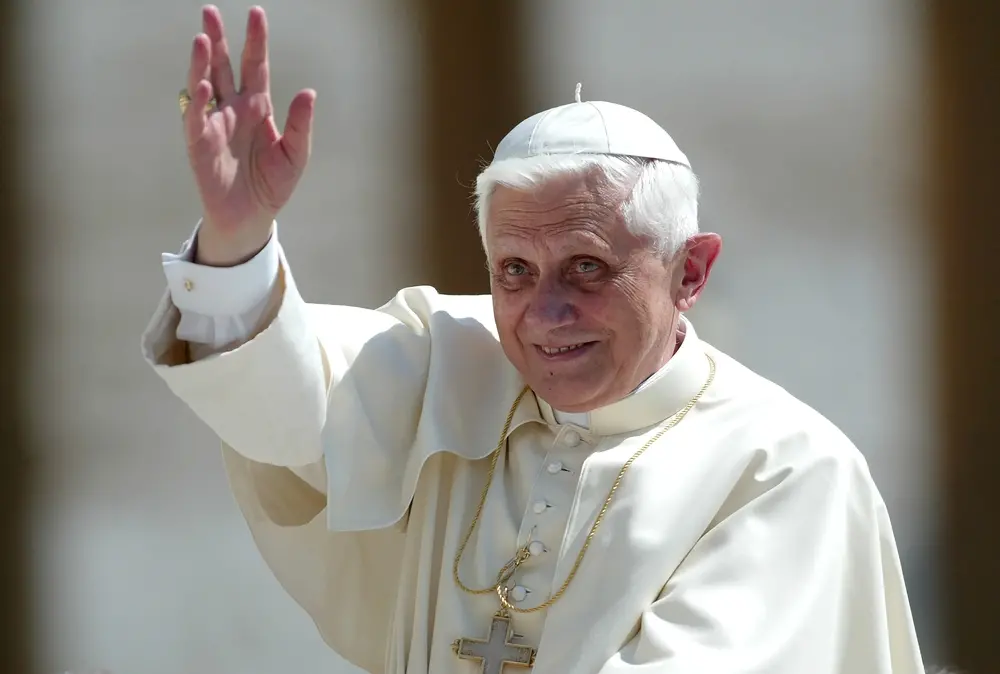 Papa Bento XVI era um homem idoso, branco e de cabelo grisalho