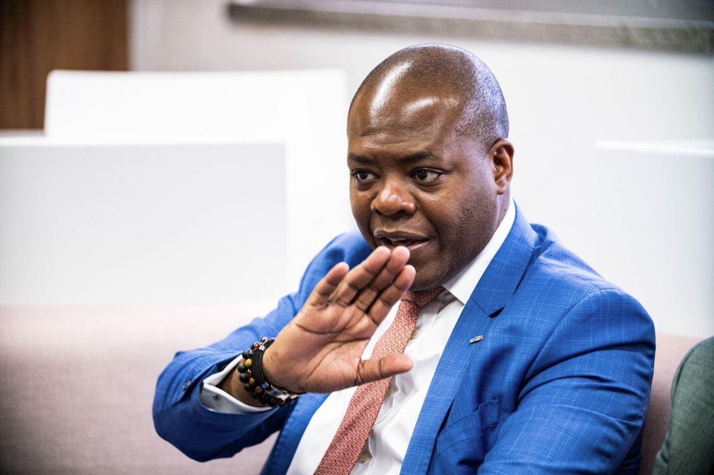 Silvio Almeida de terno azul em entrevista