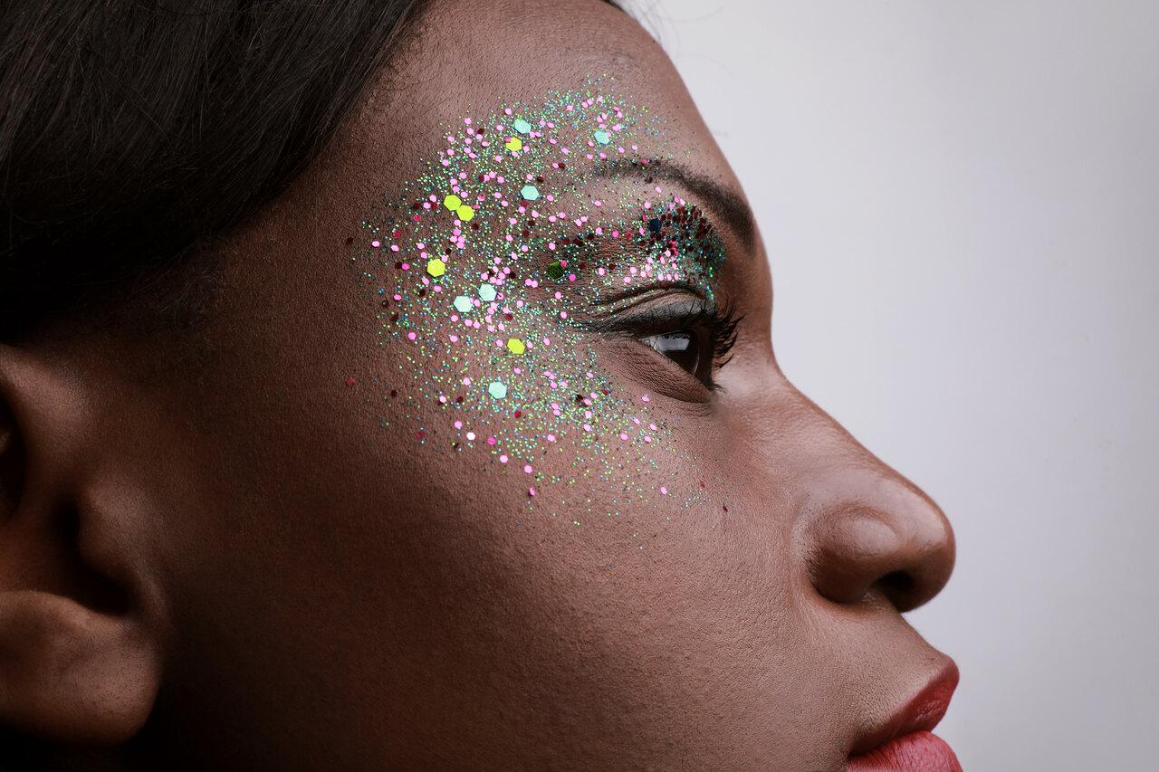 Glitter biodegradável é opção saudável para a pele e segura para o meio ambiente
