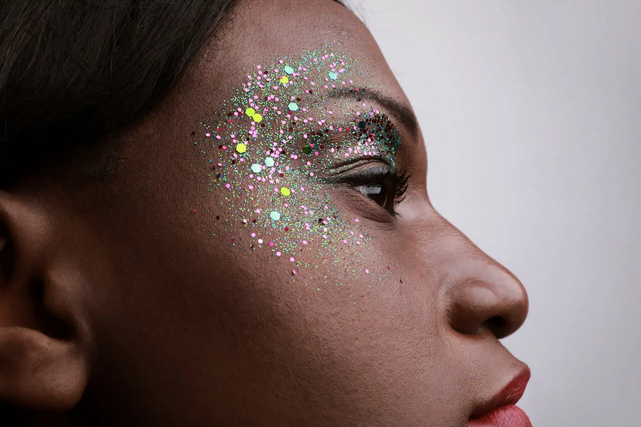 Glitter biodegradável é opção saudável para a pele e segura para o meio ambiente