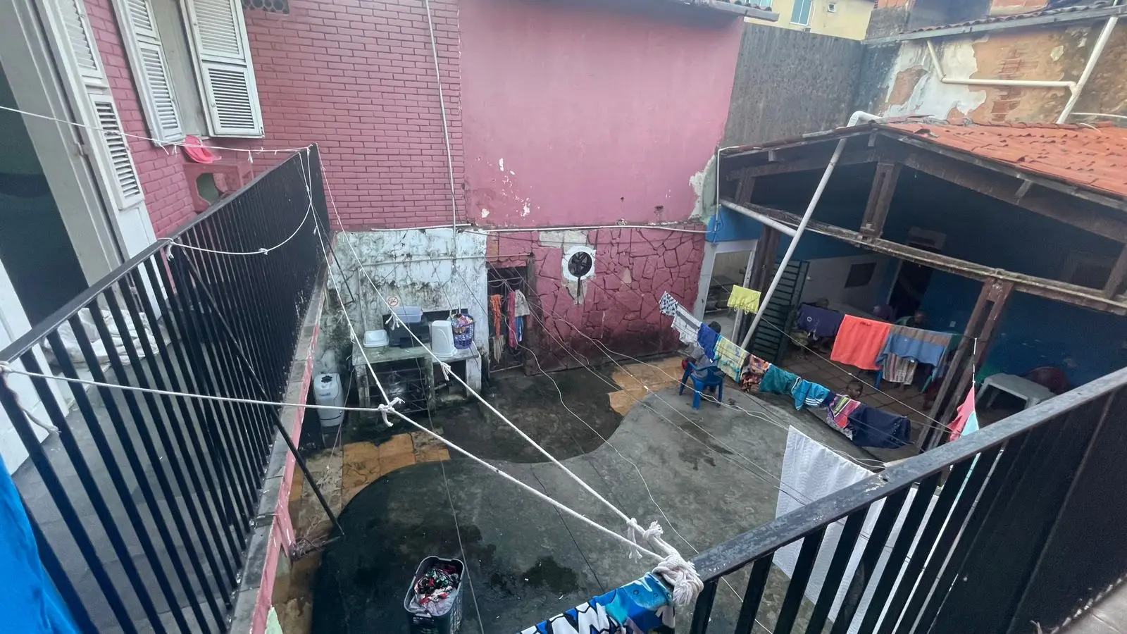 Pátio interno do abrigo São Gabriel, no bairro Carlito Pamplona