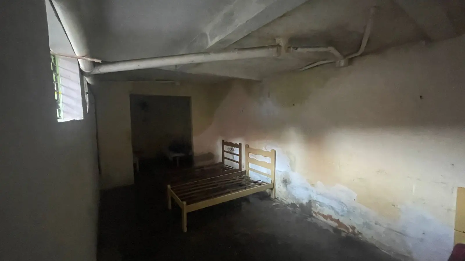 Quarto escuro em abrigo para idosos em Fortaleza