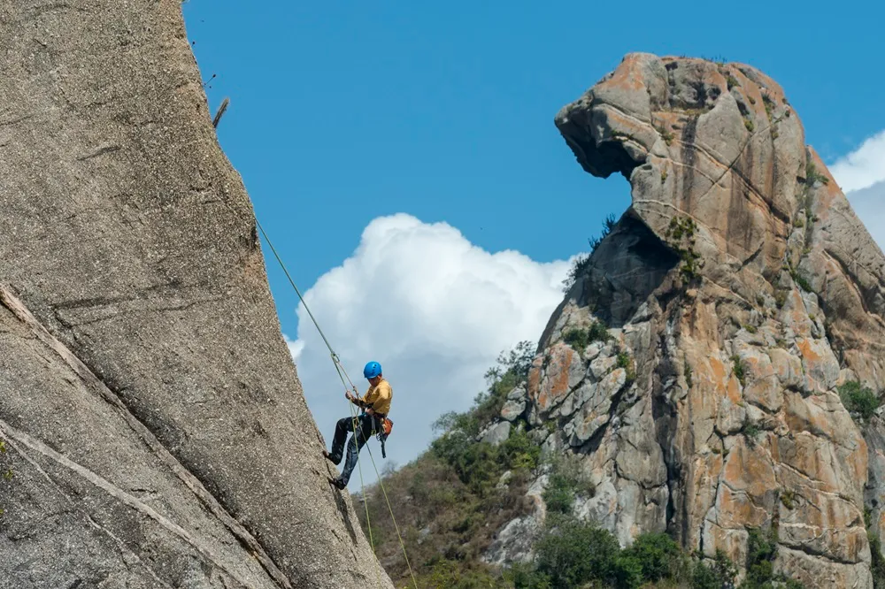 Prática de rapel e escalada também é favorecida pelas imponentes formações rochosas que cercam a cidade.