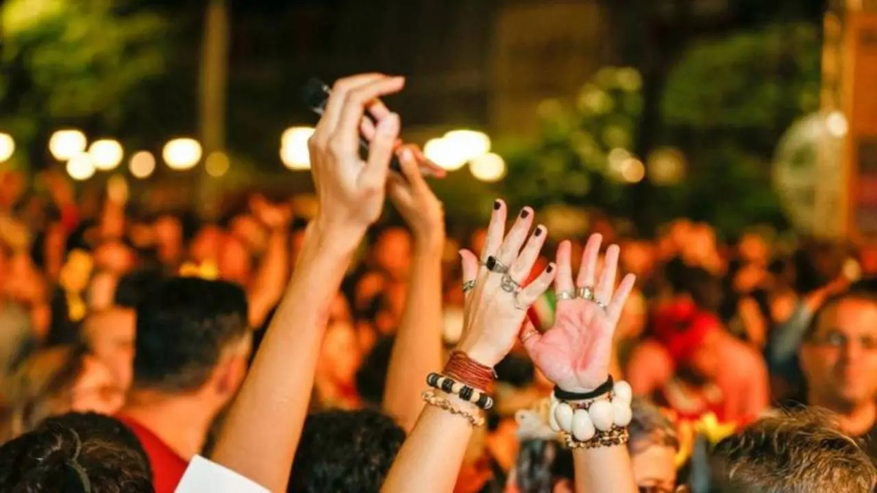 Pessoas amontoadas celebram o Carnaval